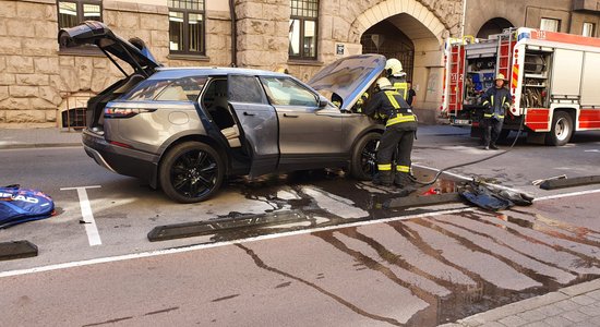 Foto: Rīgas centrā aizdedzies 'Range Rover' apvidnieks