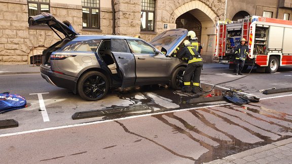 Rīgas centrā aizdedzies 'Range Rover Velar'