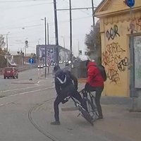 Video: Divi velosipēdisti nesadala Barona ielas jauno velojoslu