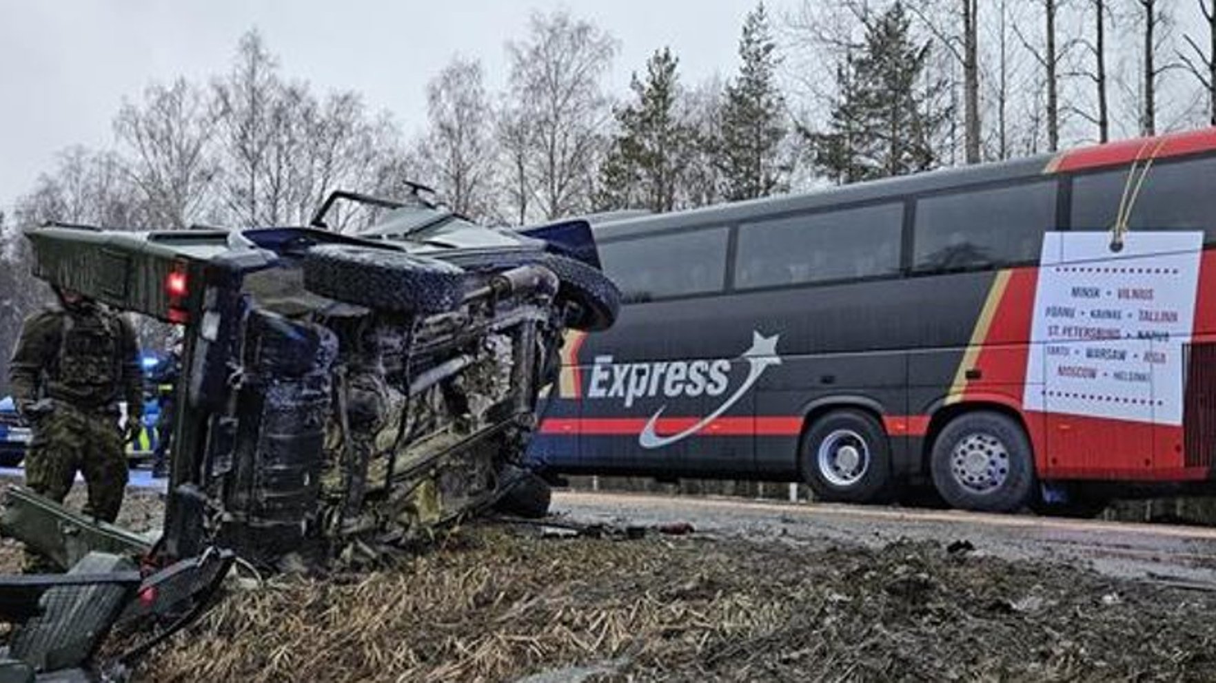 Foto: Igaunijā militārais "Mercedes" ietriecies autobusā; viens bojāgājušais un 14 cietušie