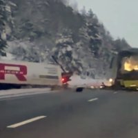 ВИДЕО: На Вентспилсском шоссе столкнулись автобус Ecolines и грузовик; госпитализированы шесть человек