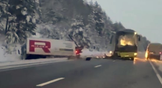 ВИДЕО: На Вентспилсском шоссе столкнулись автобус Ecolines и грузовик; госпитализированы шесть человек