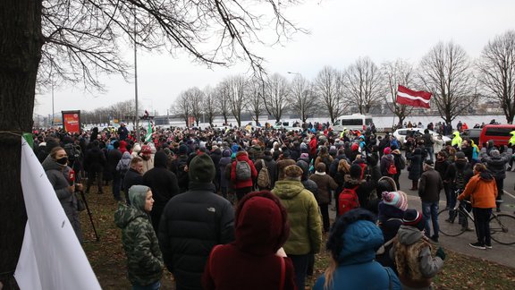 11. novembra krastmalā notiek protests pret Covid-19 ierobežojumiem - 36