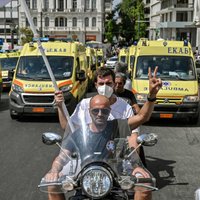 Grieķijas veselības jomas darbinieki protestē pret obligāto vakcināciju