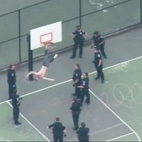 Video: ASV vīrietis ar āmuru rokās iesprūst basketbola grozā