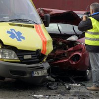 ФОТО: Авария в Саркандаугаве - машина скорой помощи столкнулась с Nissan (+ комментарий)