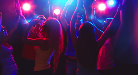 В рижские ночные клубы и бары не хотят впускать иностранцев