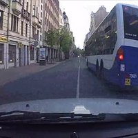 Video: Autobusam Rīgā likums ir tikums