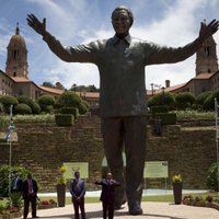 DĀR atklāts pasaulē lielākais piemineklis Mandelam