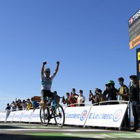 Kazahstānas riteņbraucējs Lucenko 'Tour de France' sestajā posmā svin savu karjeras lielāko uzvaru