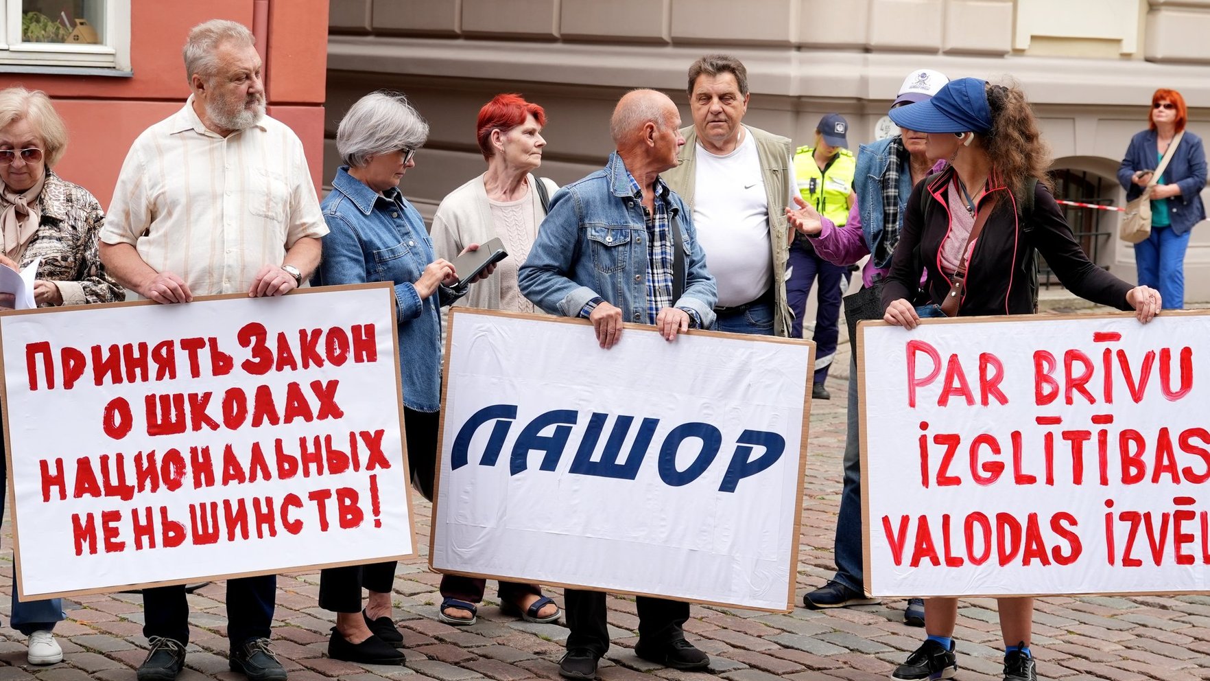 Foto: Pie Saeimas piketē pret pāreju uz mācībām latviešu valodā