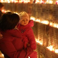 Pie Rīgas pils mūra uzstāda tērauda konstrukciju Lāčplēša dienas svecīšu izvietošanai