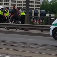 ВИДЕО: Как полиция уговаривала мужчину не прыгать с Каменного моста