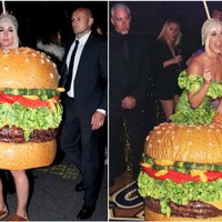 Foto: Keitija Perija smalkā burziņā pārsteidz ar burgera kostīmu