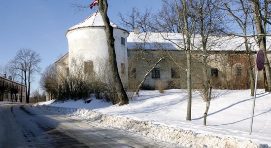 Pabeidz Alsungas pils Dienvidu korpusa jumta remontdarbus 98 360 eiro vērtībā