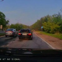 ВИДЕО: Как агрессивный водитель BMW нарушал правила дорожного движения в Бабите
