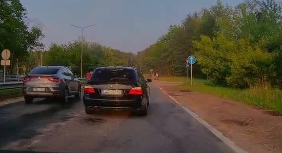 ВИДЕО: Как агрессивный водитель BMW нарушал правила дорожного движения в Бабите