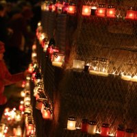 ФОТО: Тысячи людей зажгли свечи у стены Рижского замка