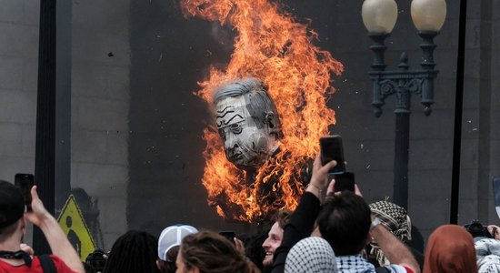 Pie ASV Kapitolija tūkstošiem cilvēku protestē pret Netanjahu