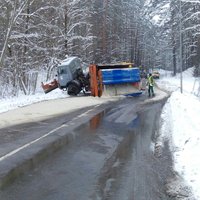 Biķernieku ielā apgāzies sniega tīrītājs; satiksme atjaunota