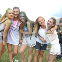 Foto: Jaunieši Lucavsalā dauzās 'Holi' festivālā
