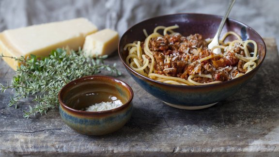 Boloņas mērce pasta makaroni cietais siers timiāns ēdiens