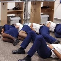 Экипажу Ryanair пришлось отдыхать на полу; авиакомпания говорит о постановочном фото