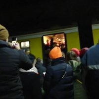 Pārpildīto vilcienu dēļ Rīgā 'iestrēgst' sieviete ar trim maziem bērniem