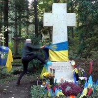 Video: 'Kremļa blogeris' Filipss plosās pie Banderas kapa