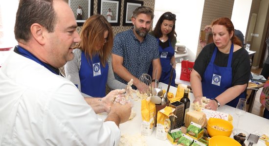 Gardēži pulcējas uz godalgota itāļu šefpavāra meistarklasi