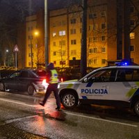 Par policijas auto nodedzināšanu Daugavpilī aizturēti divi vīrieši