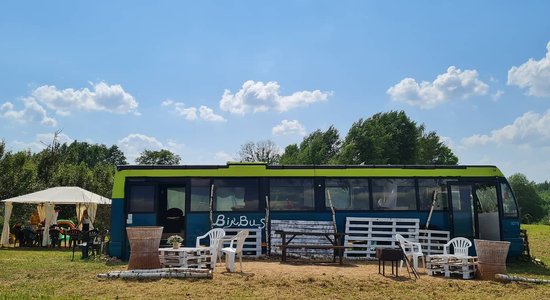 ФОТО. Переночевать в автобусе: в Латгалии появилось новое место для отдыха