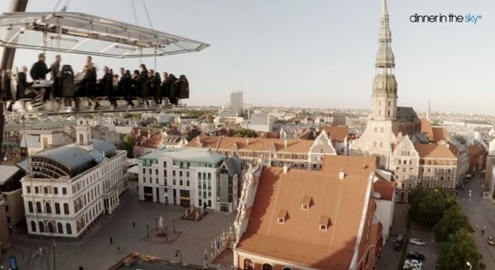 Video: 'Dinner in The Sky' jūlija beigās pacelsies virs Jūrmalas