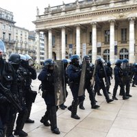 Parīzē policija atkal pielieto asaru gāzi 'dzelteno vestu' izklīdināšanai