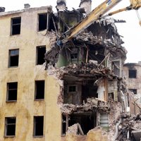 Rīgas būvvalde apturējusi Kalnciema ielas izdegušās ēkas fasādes nojaukšanu