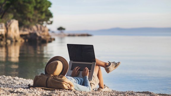 attālinātais darbs, pludmale, laptops