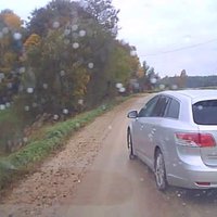 Video: Autovadītājs Aizkalnē ietiepīgi bloķē apdzīšanas manevru