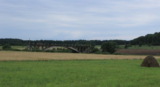 Tilts uz nekurieni – viena no neparastākajām vietām Latvijas lauku ainavā