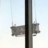 Video: Ķīnas debesskrāpja mazgātāji bīstami šūpojas pie 91. stāva logiem