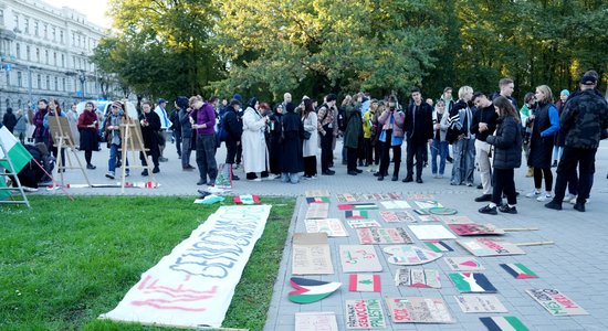 На Эспланаде около 100 человек собрались на мероприятии памяти жертв среди палестинских мирных жителей