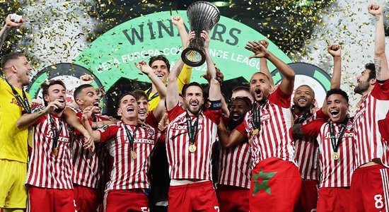 Pirejas "Olympiacos" futbolisti triumfē Konferences līgā un izcīna pirmo starptautisko trofeju