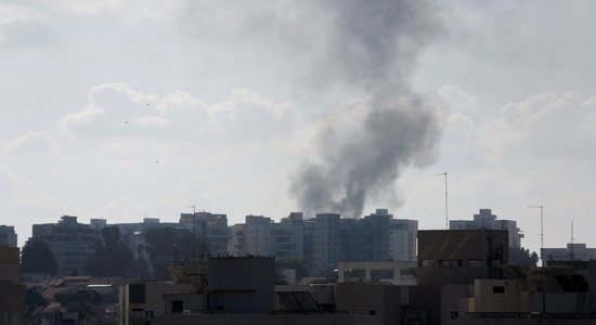 Palestīniešu kaujinieki no Gazas joslas uz Izraēlu izšāvuši desmitiem raķešu