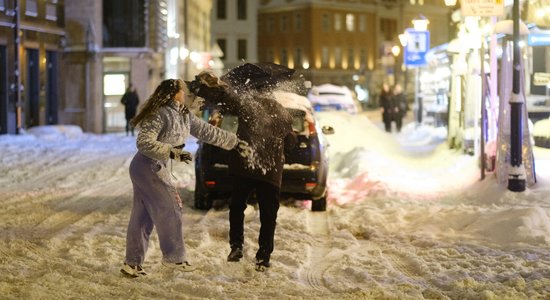 Trešdien dienas vidū atsāksies stipra snigšana