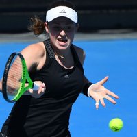 Ostapenko 'Australian Open' jauktajās dubultspēlēs apstājas pirmajā kārtā