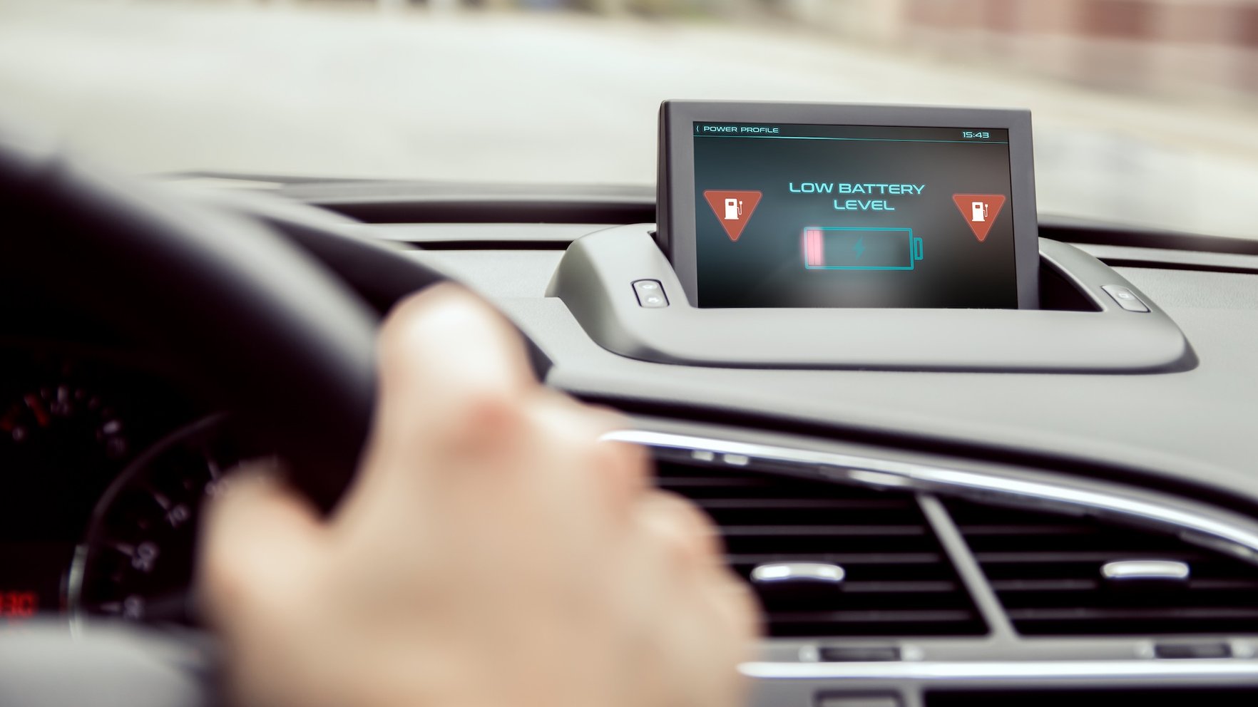 Stāvošam auto izlādējas akumulators: kā pret to cīnīties?