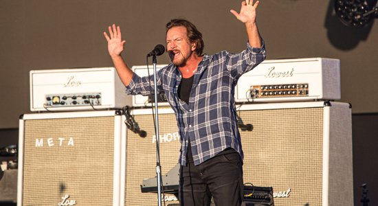 'Pearl Jam' solists Edijs Veders pazaudējis balsi