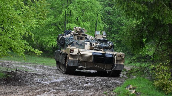 Abrams tanks