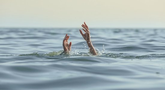 В Южном Курземе в водоеме утонул человек