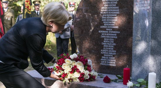 Foto: Pie Īles bunkura atklāta piemiņas zīme nacionālajiem partizāniem