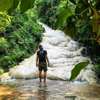 'Lipīgais ūdenskritums' Taizemē, pa kura akmeņiem var uzrāpties augšup